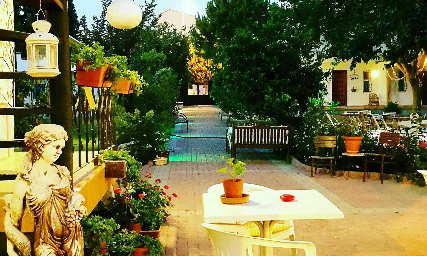Mursel Pansiyon Garden Hotel Kusadası